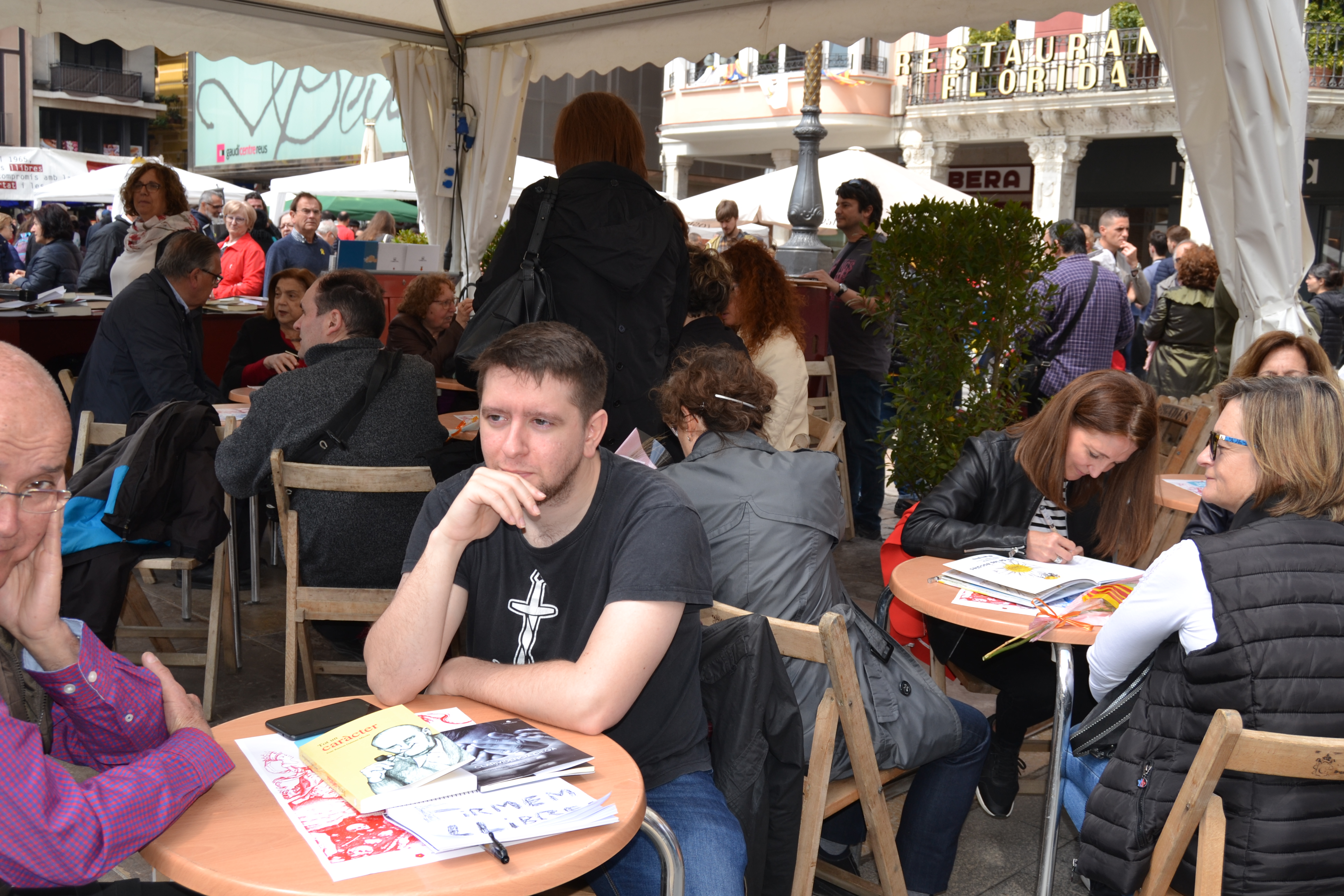 Imatge parada autors locals Reus Sant Jordi 2019