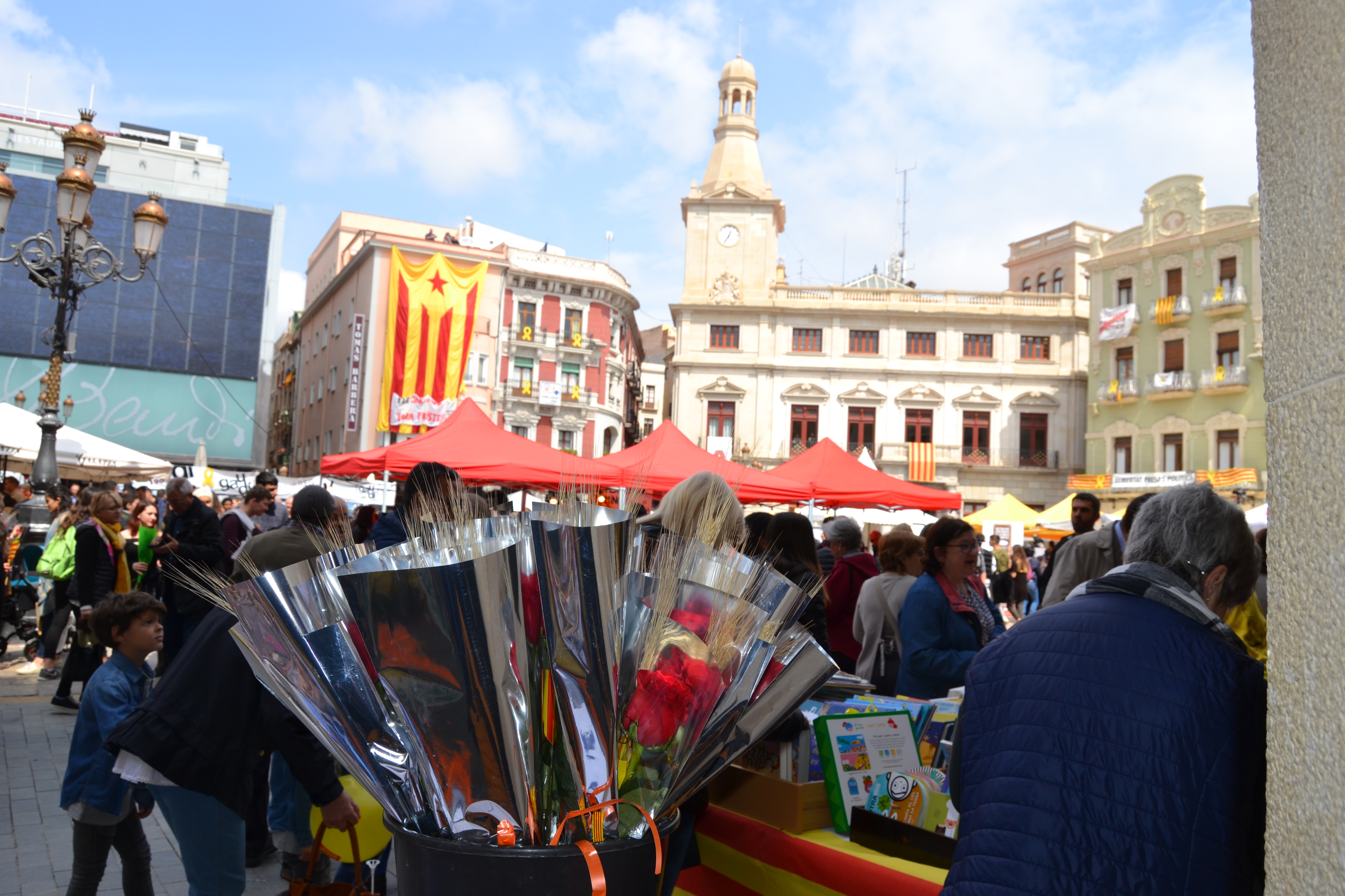 Imatge rosa façana Ajuntament Reus Sant Jordi 2019