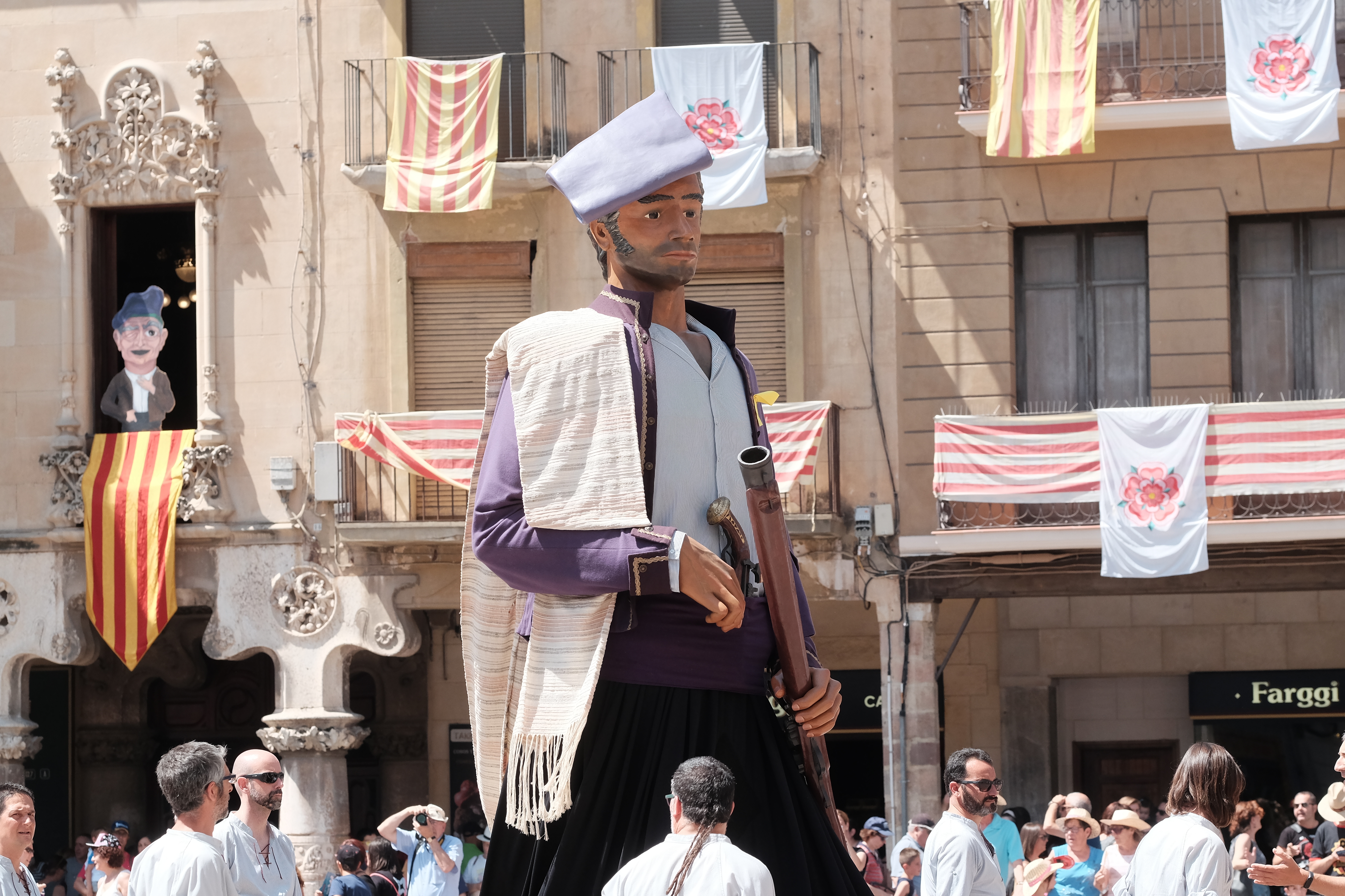 Imatges del matí de Sant Pere a la plaça del Mercadal