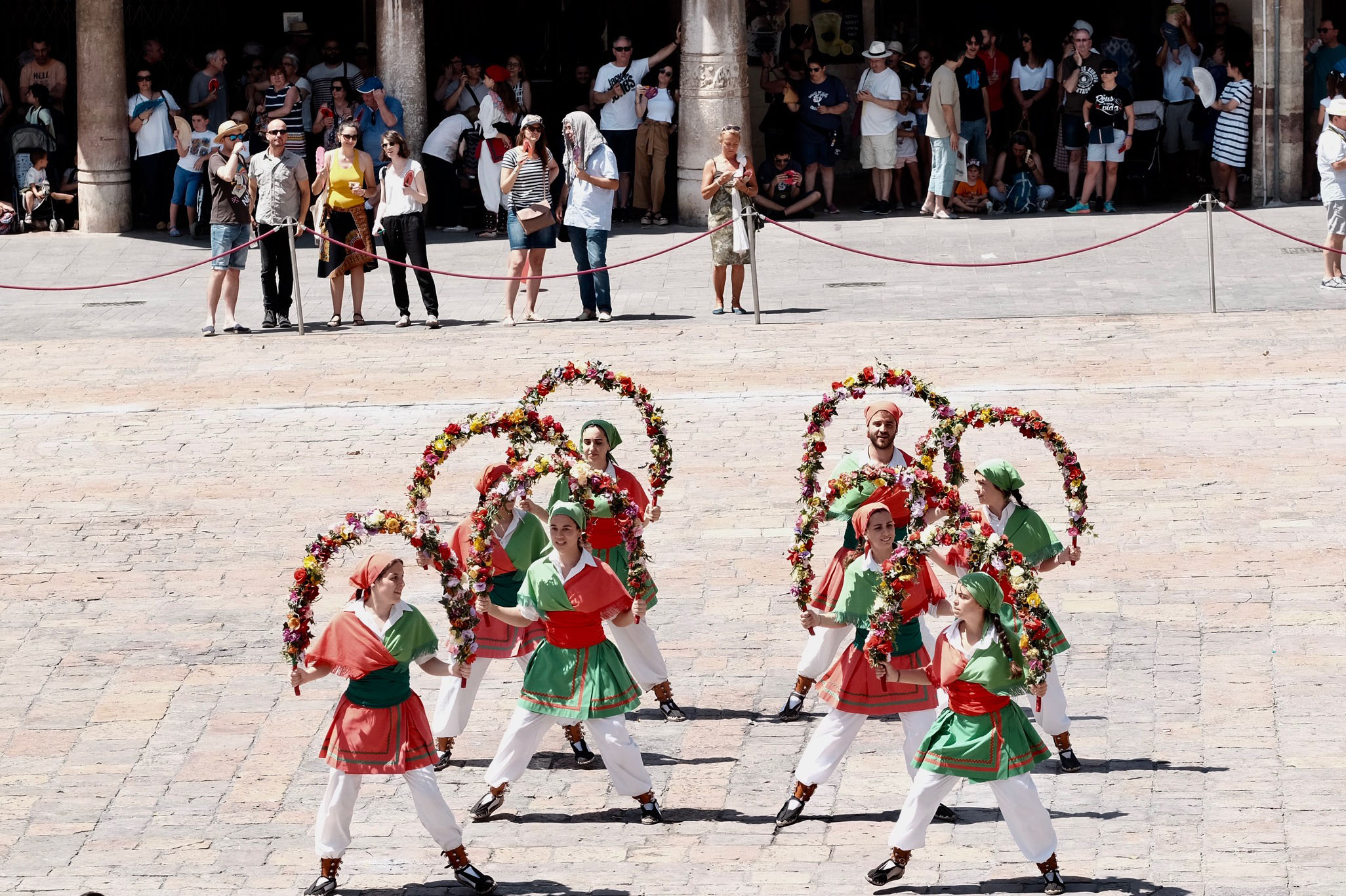 Imatges del matí de Sant Pere a la plaça del Mercadal