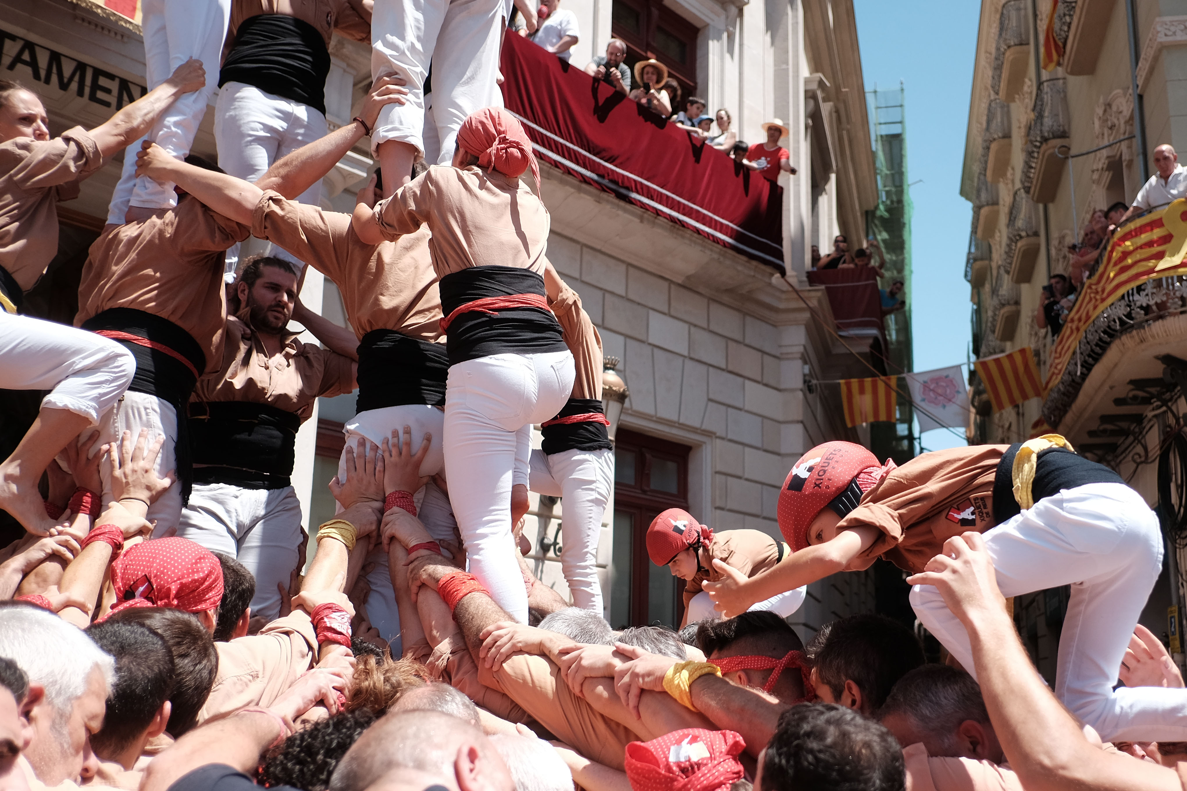 Imatges del matí de Sant Pere a la plaça del Mercadal