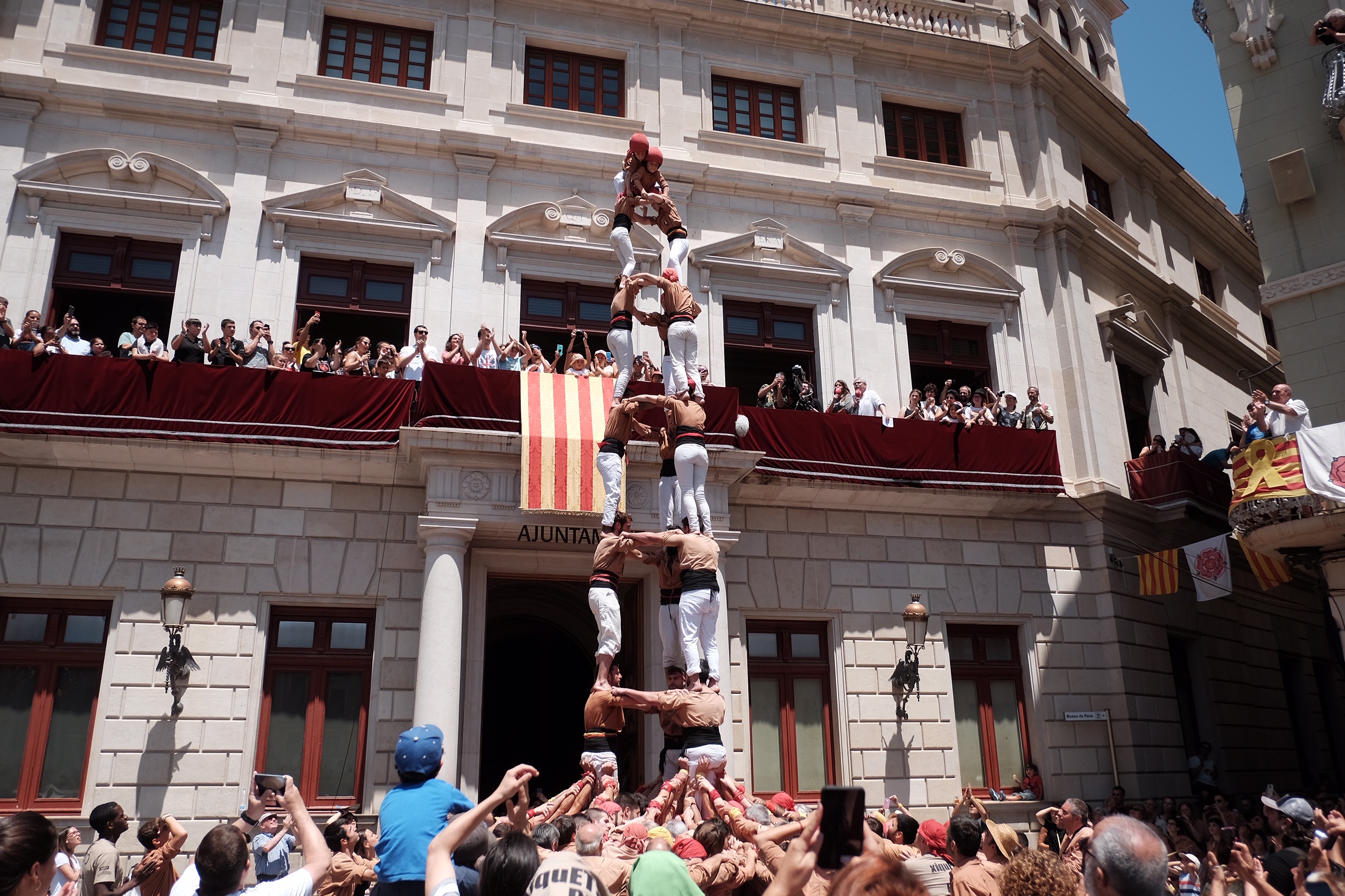 Imatges del matí de Sant Pere a la plaça del Mercadal