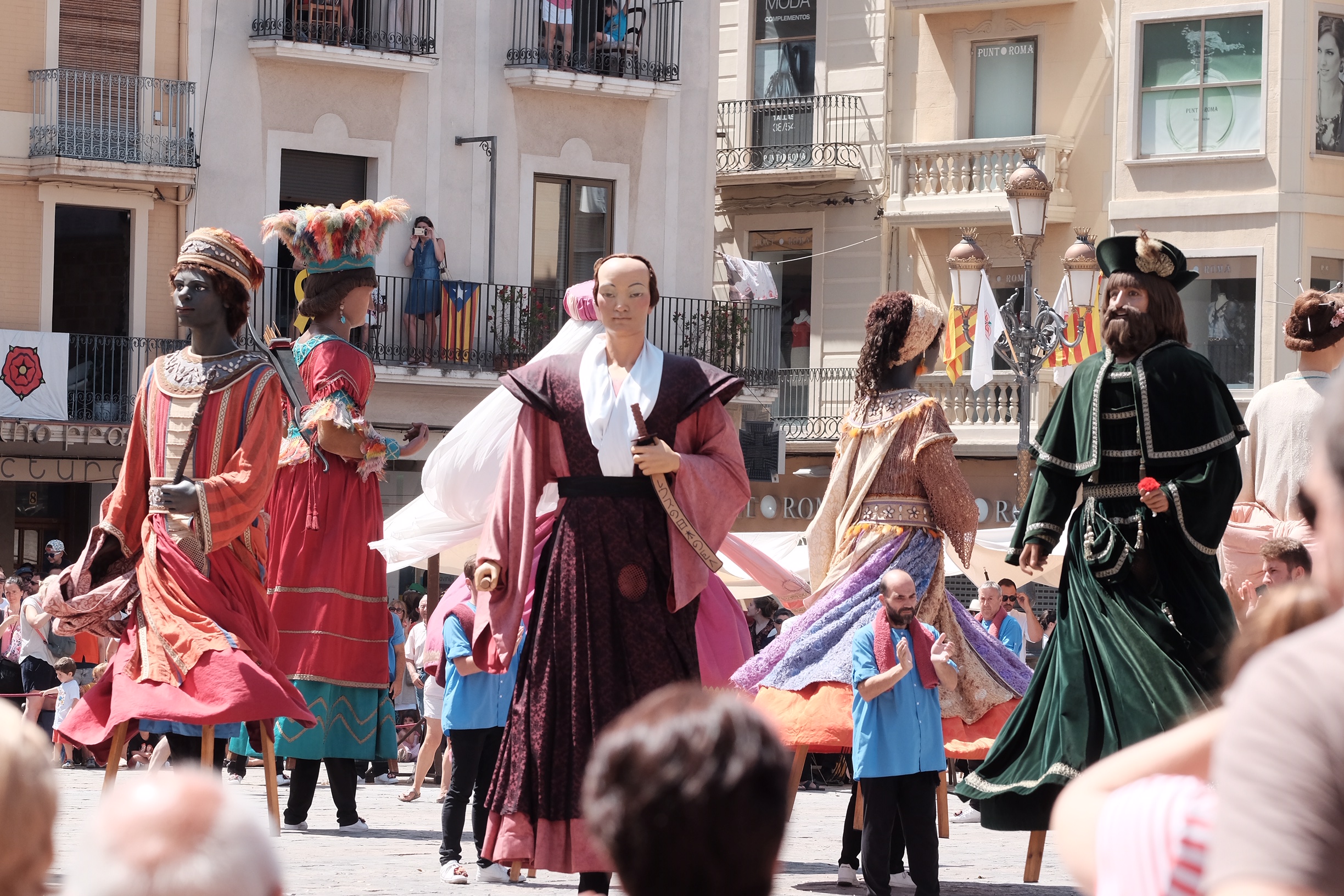 Imatges del matí de Sant Pere a la plaça del Mercadal