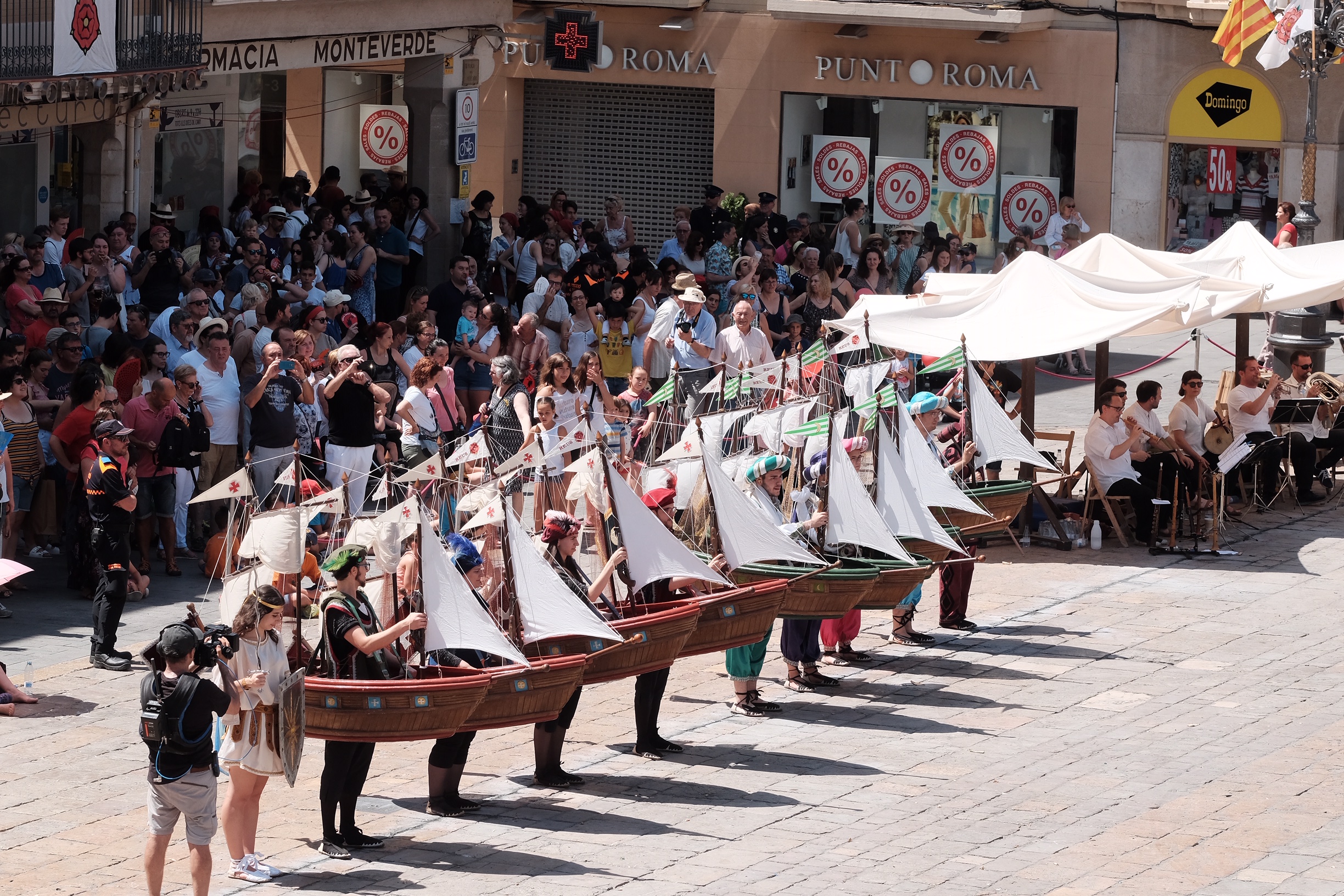 Imatges del matí de Sant Pere a la plaça del Mercadal