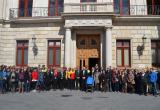 Concentració d’un minut de silenci a la plaça del Mercadal