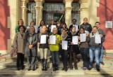 18 persones reben  els certificats dels cursos de català del programa Aprèn.cat del SOC