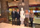 Representants de «la Caixa» visiten l’escultura de Joan Rebull, cedida a l’Ajuntament