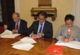 Signatura del Conveni entre l'Ajuntament, CaixaBank i la Creu Roja per donar suport a la gent gran.