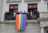 Imatge hissada bandera LGTBI+ a l'Ajuntament de Reus 2019