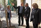 L'alcalde de Reus i els regidors amb la presidenta de l'associació de Veïns 25 de setembre, durant la visita al barri Niloga.