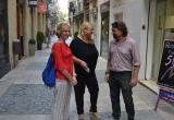 Imatge de la regidora Montserrat Caelles (centre) amb Patrícia Gay i Alfred Pitarch aquest dijous al carrer de la Galera.