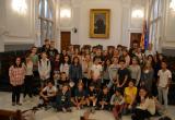 Foto del grup d'estudiants amb la regidora Maria Dolors Sardà