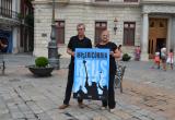 El dissenyador Jordi Romero amb la regidora de Cultura Montserrat Caelles en la presentació del cartell de Misericòrdia 2016