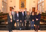 Imatge de la consellera Ruiz amb l'alcalde i els membres del govern municipal al saló de plens