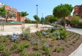 Imatge de l'espai del carrer de Girona amb plaça de la Sagrada Família on s'ha millorat l'enjardinament