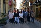 Els comerciants del carrer Major, amb el regidor Joaquim Sorio i el director artístic del COS, Lluís Graells.