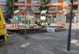 Treballs de les Brigades a la zona de jocs infantils de la plaça de la Fumera