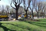 Treballs de jardineria de les Brigades Municipals al parc de Sant Jordi