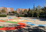 Jocs pintat a la plaça de la Sagrada Família del barri Gaudí