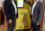 Els regidors Prats i Rubio amb la nova màquina Reciclos al Mercat del Carrilet