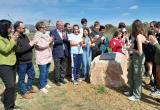 Acte d'inauguració d'una placa al Pi de Bofarull