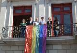 Domàs al balcó del palau municipal amb motiu del dia internacional contra l’LGBTIFòbia