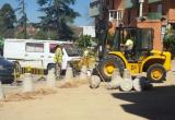 Imatge de la instal·lació de pilones al barri Gaudí