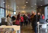 Imatge de la visita del grup de gent gran a la Biblioteca Pere Anguera