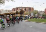 Imatge del pas de la Volta a Catalunya per Reus aquest divendres al matí a l'alçada de l'estació d'autobusos