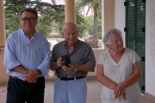 El regidor de Cultura i Joventut, Joaquim Sorio, amb Josep Maria Capdevila, propietari de les filmacions lliurades.