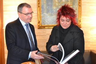 Un moment de la recepció de l'alcalde a la cantant Maika Barbero