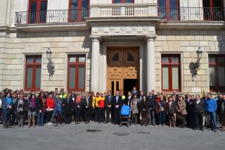 Concentració d’un minut de silenci a la plaça del Mercadal