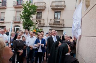 escobriment d’una placa commemorativa del convent de la Divina Providència