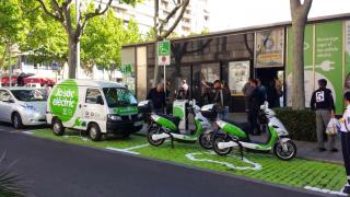 Foto de la zona de recàrrega de vehicle elèctric a la plaça de la Llibertat