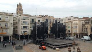 Imatge de la plaça del Mercadal amb l'estructura del Cabaret Trapezi