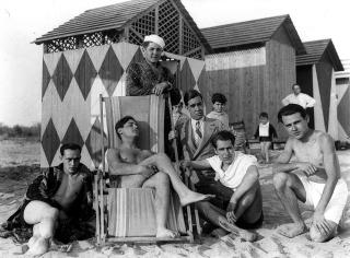 Grup d'amics a la platja de Salou amb les casetes al darrera. Foto: Josep Ferré Andreu.