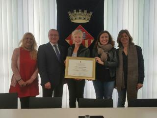 Amalia Zimmermans (neboda de Ferrater, centre de la imatge) entre l'alcalde de Reus i l'alcaldessa de Sant Cugat