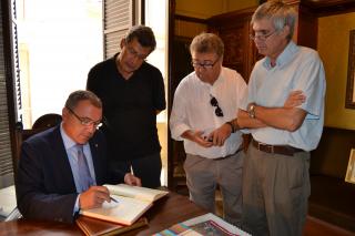 Signatura de l'alcalde de Reus al llibre d'honor del Centre de Lectura.