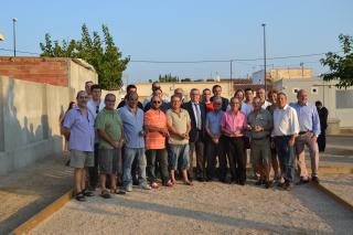 L'alcalde de Reus i els regidors amb els veïns del barri Montserrat a la inauguració de la petanca.