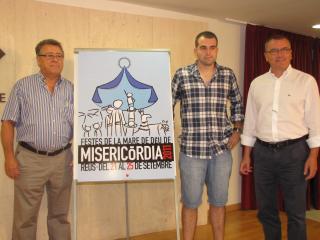 El cartell de les Festes de la Misericòrdia, amb Joan Miró, el seu creador, i el regidor de cultura i l'alcalde de Reus.