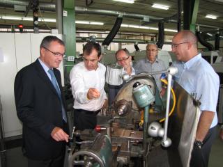 L'alcalde de Reus durant la visita a l'empresa Preciber de Reus.