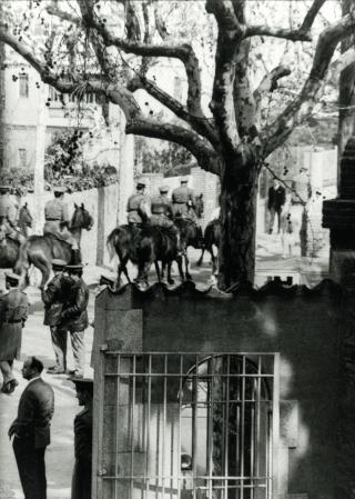 La policia a cavall durant el setge del convent dels Caputxins a Sarrià, el març de 1966.