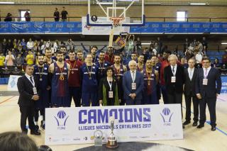 Imatge del lliurament de la copa de campions als integrants del FC Barcelona Lassa