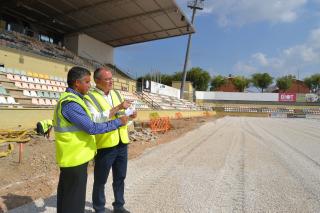 Imatge de la visita de l'alcalde i el regidor d'Esports a les obres de l'Estadi Municipal de Reus