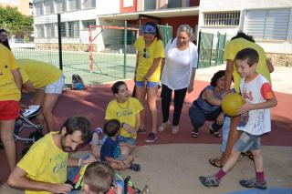 Imatge Casal d'Estiu Adaptat de Reus durant la visita de les regidores Montserrat Vilella i M. Dolors Sardà