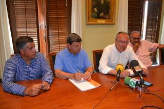 Imatge de l'acte de signatura dels convenis entre l'Ajuntament i el CF Reus Deportiu SAD