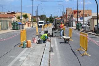 Imatge dels treballs que es realitzen a la mitjana de l'avinguda de Falset