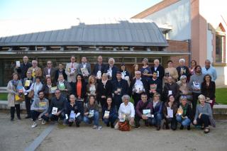 Imatge trobada autors locals jardins Biblioteca Central de Reus amb motiu de Sant Jordi 2016