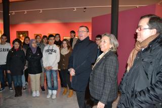 Una imatge de la visita de l'alcalde i els alumnes de l'Institut Josep Tapiró al Museu de Reus