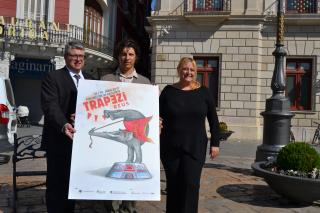 Foto de Jordi Agràs, Leandro Mendoza i Montserrat Caelles amb el cartell de Trapezi 2017